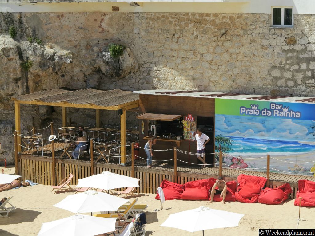 Het strand  Praia da Rainha is omringt door restaurants en bars. 